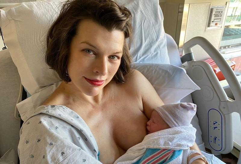Милла Йовович с новорожденной дочкой