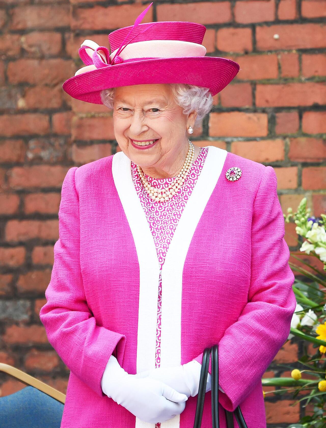 Королева Елизавета II нарушила протокол из-за коронавируса