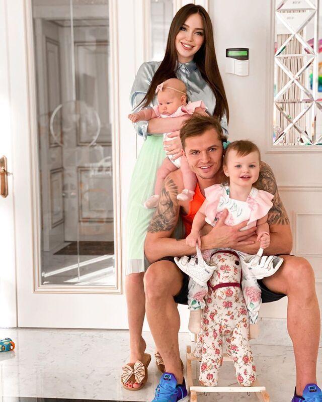 Дмитрий Тарасов с женой и дочками