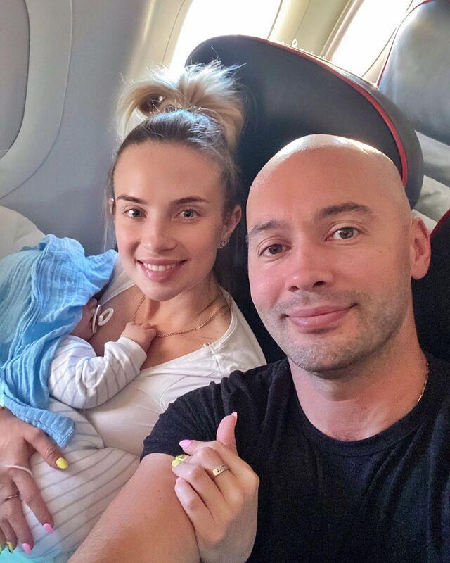 Андрей Черкасов с сыном и женой
