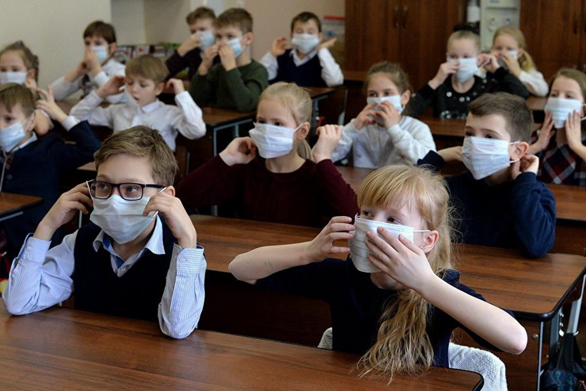 Коронавирус не пройдет! В московских школах усилены меры профилактики (а в родительских чатах — паника!)