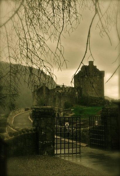 Это Эйлин - замок на западе Шотландии, почти "официальный" дом с привидениями, т.к. многие "страшилки" снимаются именно в нем... Taltos