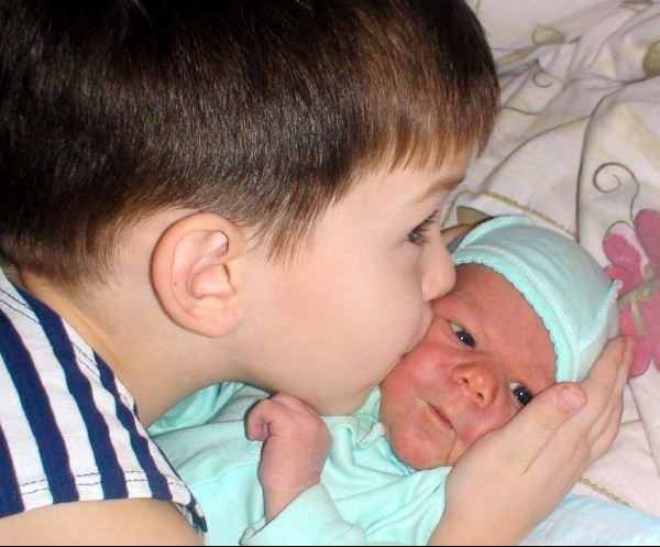 Первая встреча братиков.Наш старший сыночек Максимка и новорожденный Русланчик. Nikusjka