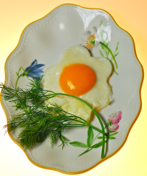 Яичница «Цветок» 
В специальную форму цветка разбиваем яйцо ,солим ,перчим и укладываем на тарелку, украшаем укропом. Приятного аппетита!!!
 Nюрик_