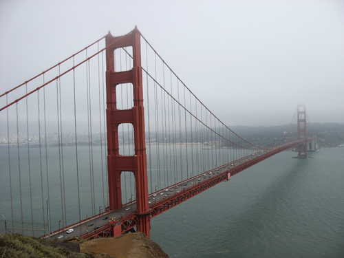 Мост «Золотые ворота» — висячий мост через пролив Золотые ворота. Он соединяет город Сан-Франциско на севере полуострова Сан-Франциско и южную часть округа Марин, рядом с пригородом Саусалито. Мост «Золотые ворота» был самым большим висячим мостом в мире с момента открытия в 1937-м году и до 1964-го года. Длина моста — 1970 метров, длина основного пролета — 1280, высота опор — 230 метров над водой. От проезжей части до поверхности воды — 67 метров.Это один из самых узнаваемых мостов в мире. Фото сделано В Сан-Франциско, штат Калифорния, США ЖАСМИН