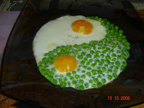 Рецепт: Приготовление данного блюда занимает 10 минут. Берем замороженный зеленый горошек, смешиваем его с белком одного яйца. Затем выкладываем эту массу на сковороду, соблюдая пропорции рисунка. Делаем в горошке углубление и помещаем туда желток. Оставшееся свободное место на сковороде заполняем другим яйцом, солим,жарим. Выкладываем готовое блюдо на тарелку   Lisa_alissa