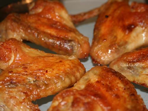 Куриные крылышки.
Ингредиенты: крылья куриные, майонез, горчица, приправа для курицы, чеснок гранулированный (приправа), соль.
Куриные крылья (1-1,2 кг) маринуем смесью из приправ, соли и 1 ст.ложки горчицы + 2 ст.ложки майонеза, и ставим в холодильник на 2-3 часа. Затем раскладываем на противне маринованные крылья и отправляем их в духовку на 40 минут. Приятного аппетита. Нет вкуснее закуски к пиву, чем хрустяще-поджаристые и золотистые куриные крылышки;-)
 Ежевик@