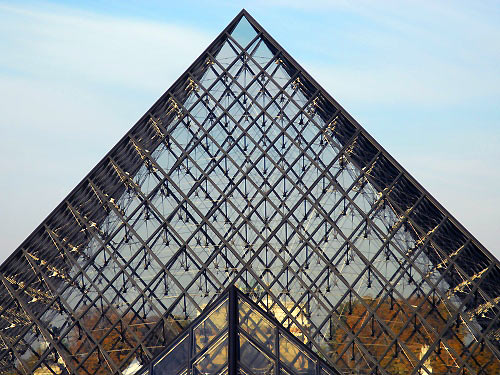 Стеклянная пирамида Лувра. Символ Парижа без сомнения Эйфелева башня. Но на втором месте для всех туристов мира по посещениям является Лувр. И как не странно именно в это историческое место Власти Парижа решили поместить современное сооружение. Изначально проект стеклянной пирамиды подвергся жесткой критике не меньшей чем в свое время и знаменитая Эйфелева башня, но пирамида не только не испортила роскошный императорский дворец, но и придала Лувру своеобразную изюминку. Пирамида построена по эскизам знаменитого архитектора Йо Минг Пея, И хотя прошло не так много времени у многих складывается впечатления, что она была там всегда. http://impressionnisme.narod.ru/MUSEUMS/museum_louvre.htm  Nюрик_