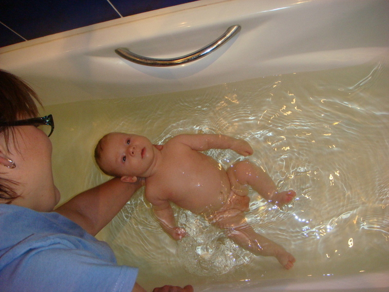 Дочка купается в ванне