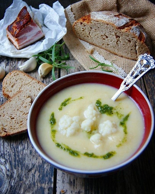 Овощной суп-пюре с соусом песто