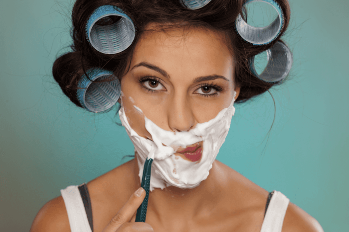 Ради избавления от морщин женщины бреют лица