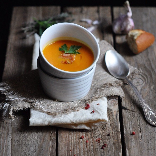 Крем-суп из моркови с соленой горбушей