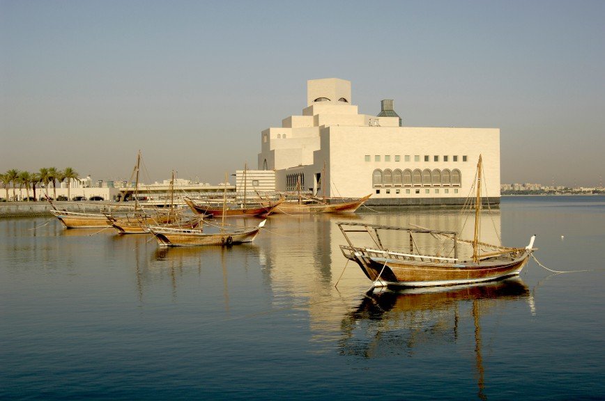 Старые лодки ловцов жемчуга на фоне Музея Исламского искусства в Дохе