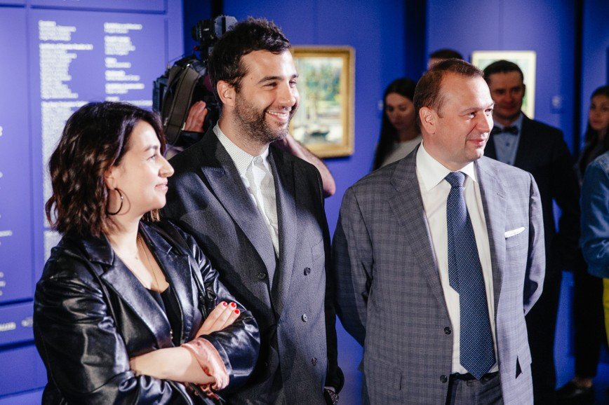 Иван Ургант с супругой и другие звезды посетили уникальную выставку 