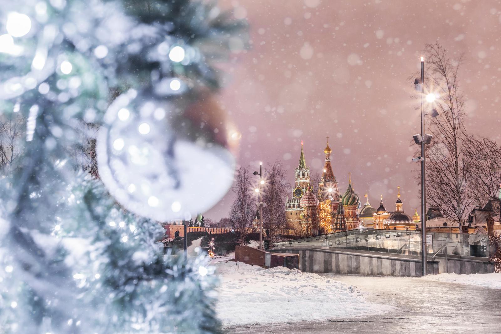 Новый год по-советски, ярмарки и концерты: гид по самым праздничным местам в Москве