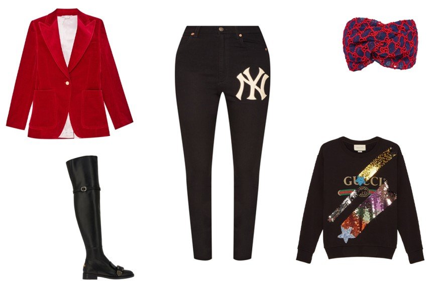 Gucci: красный жакет из бархата, кожаные ботфорты, джинсы-скинни с вышивкой, черный свитшот с принтом и пайетками, повязка из сетки с монограмм