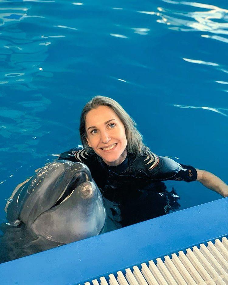 Певица Юлия Ковальчук с дельфином