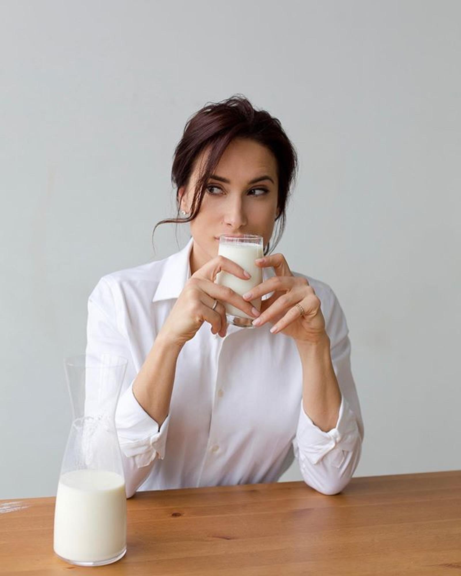 Блогер и телеведущая Мария Кравцова пьет молоко