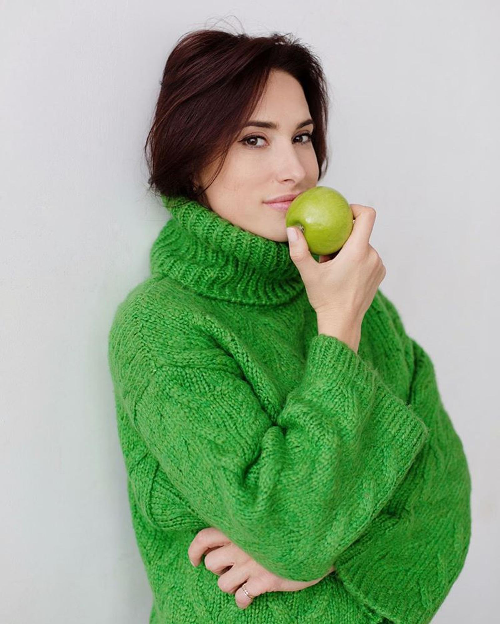 Блогер и телеведущая Мария Кравцова с яблоком