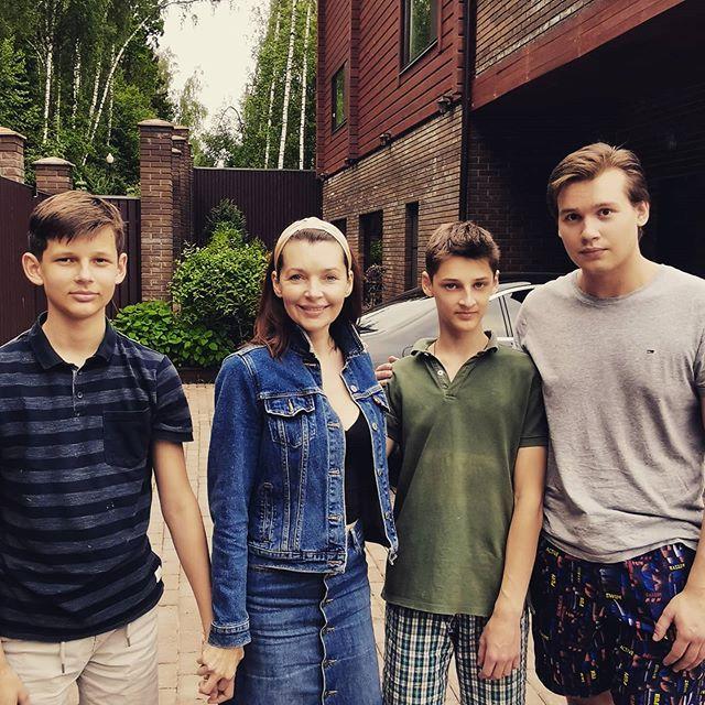 Наталия Антонова с сыновьями