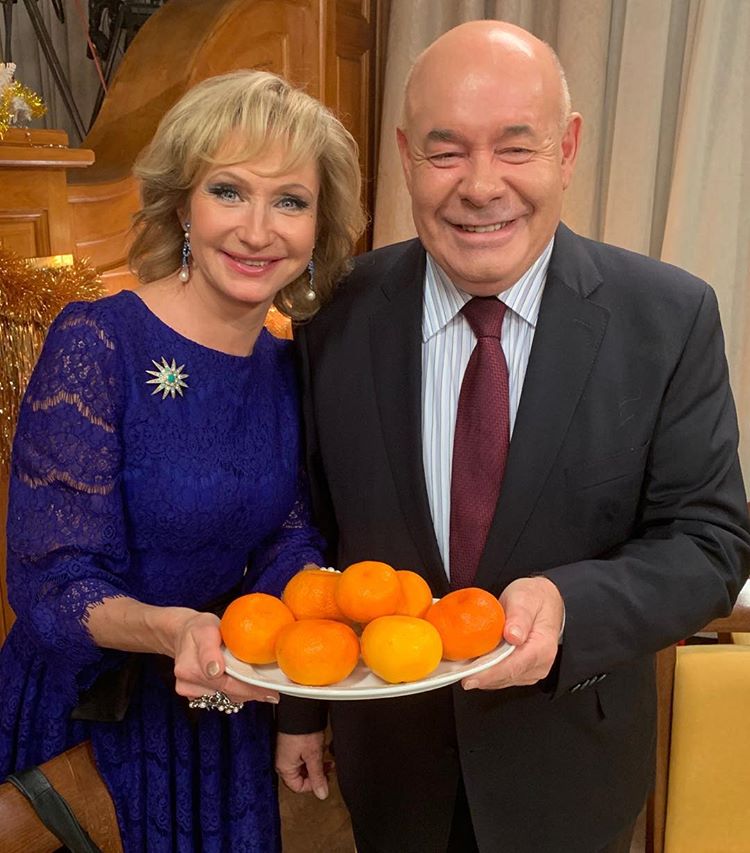 Ольга Прокофьева и Михаил Швыдкой с мандаринами