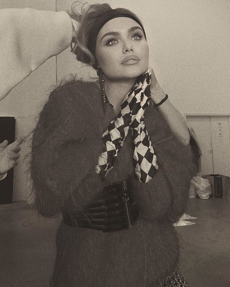 Стеша Маликова в модном образе 90-х