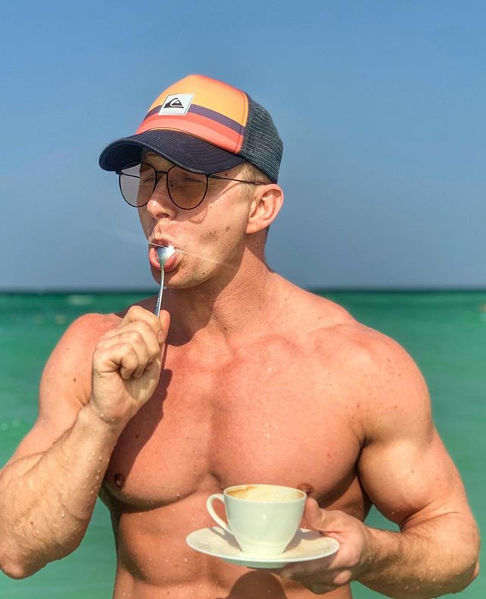 Актер Роман Курцын пьет кофе на берегу Персидского залива