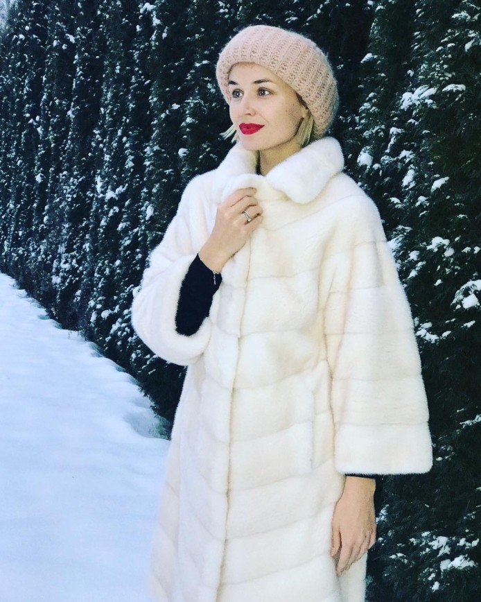 «Чем я не снегурочка?»: Гагарина покрасовалась в белоснежной шубке