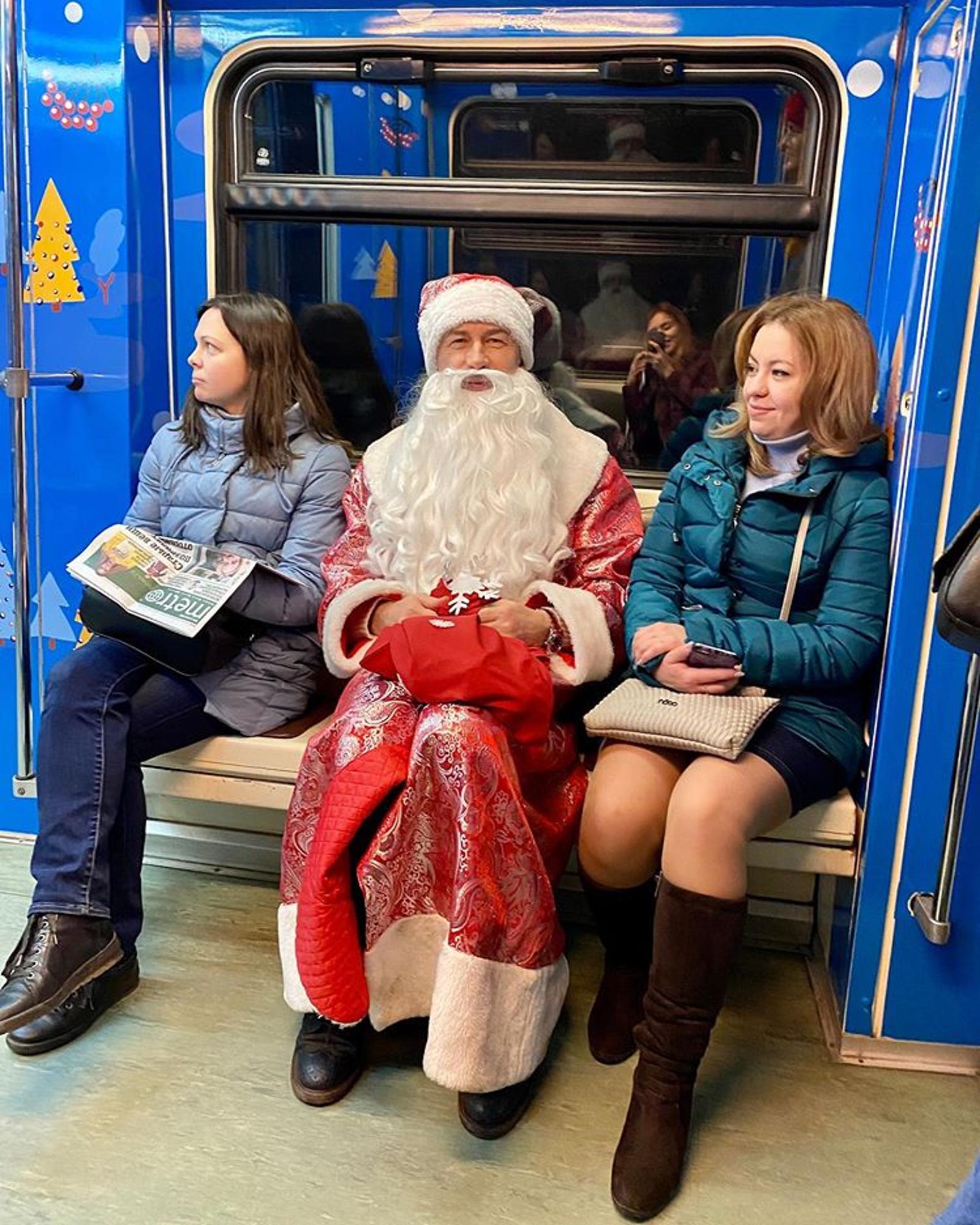 Музыкант Валерий Сюткин в метро в костюме Деда Мороза