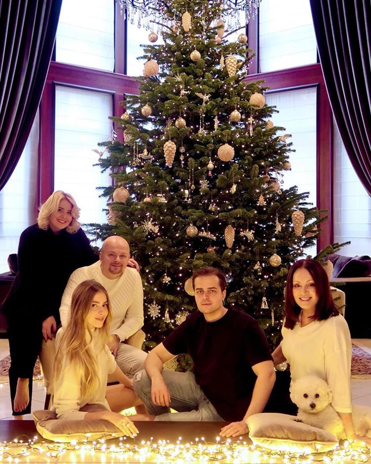 Певица София Ротару с семьей у новогодней елки