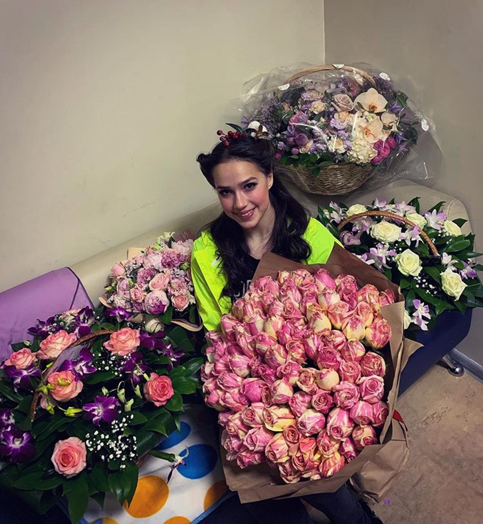 Фигуристка Алина Загитова с цветами после выступления