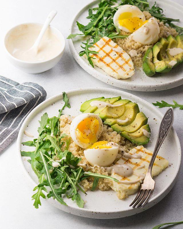 Салат на завтрак фото. Завтрак с вареными яйцами. Красивые блюда на завтрак. Интересные Завтраки. Завтрак с авокадо.
