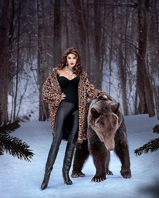 Анастасия Макеева с бурым медведем Яшей
