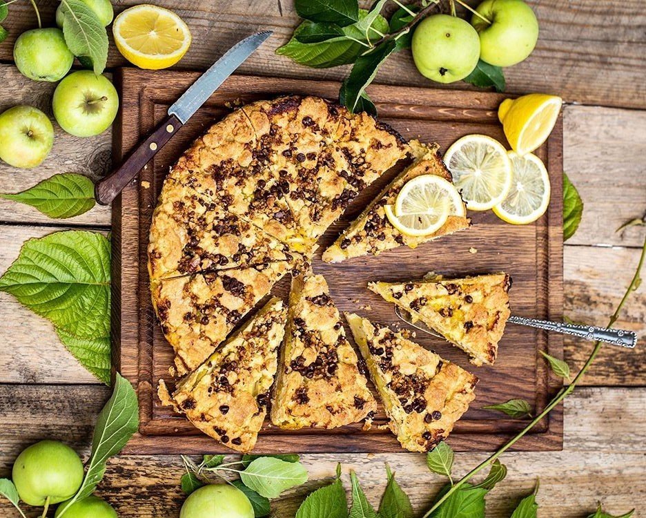 Добавьте кислинки! Чудесный пирог с яблоками, лимоном и апельсином