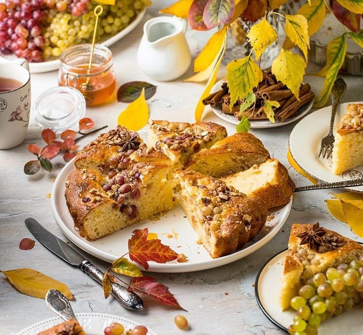 Осенняя выпечка: готовим творожный пирог с виноградом и грецкими орехами