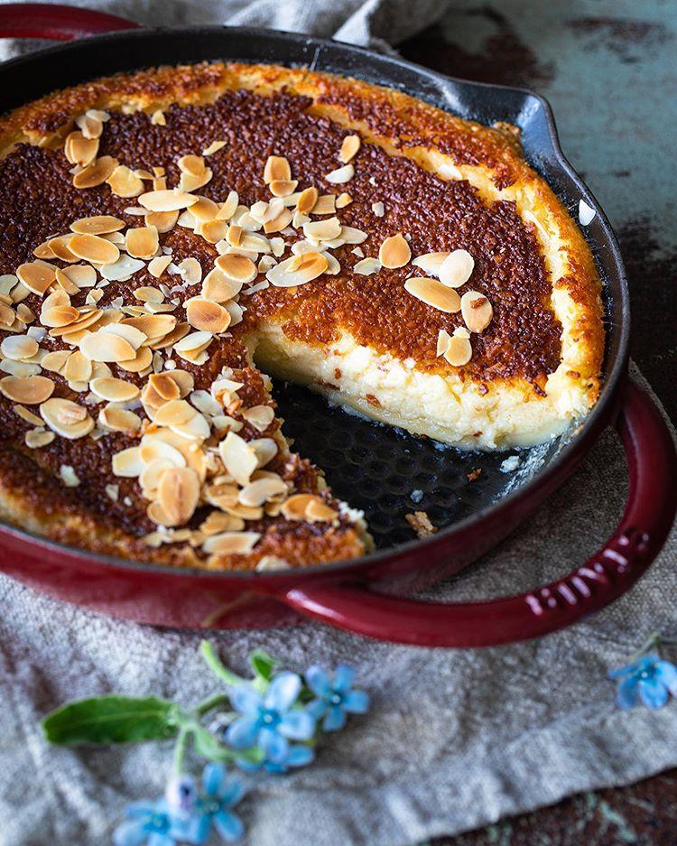 Волшебный пирог с кокосовой стружкой и миндальными лепестками: простой рецепт отличного десерта