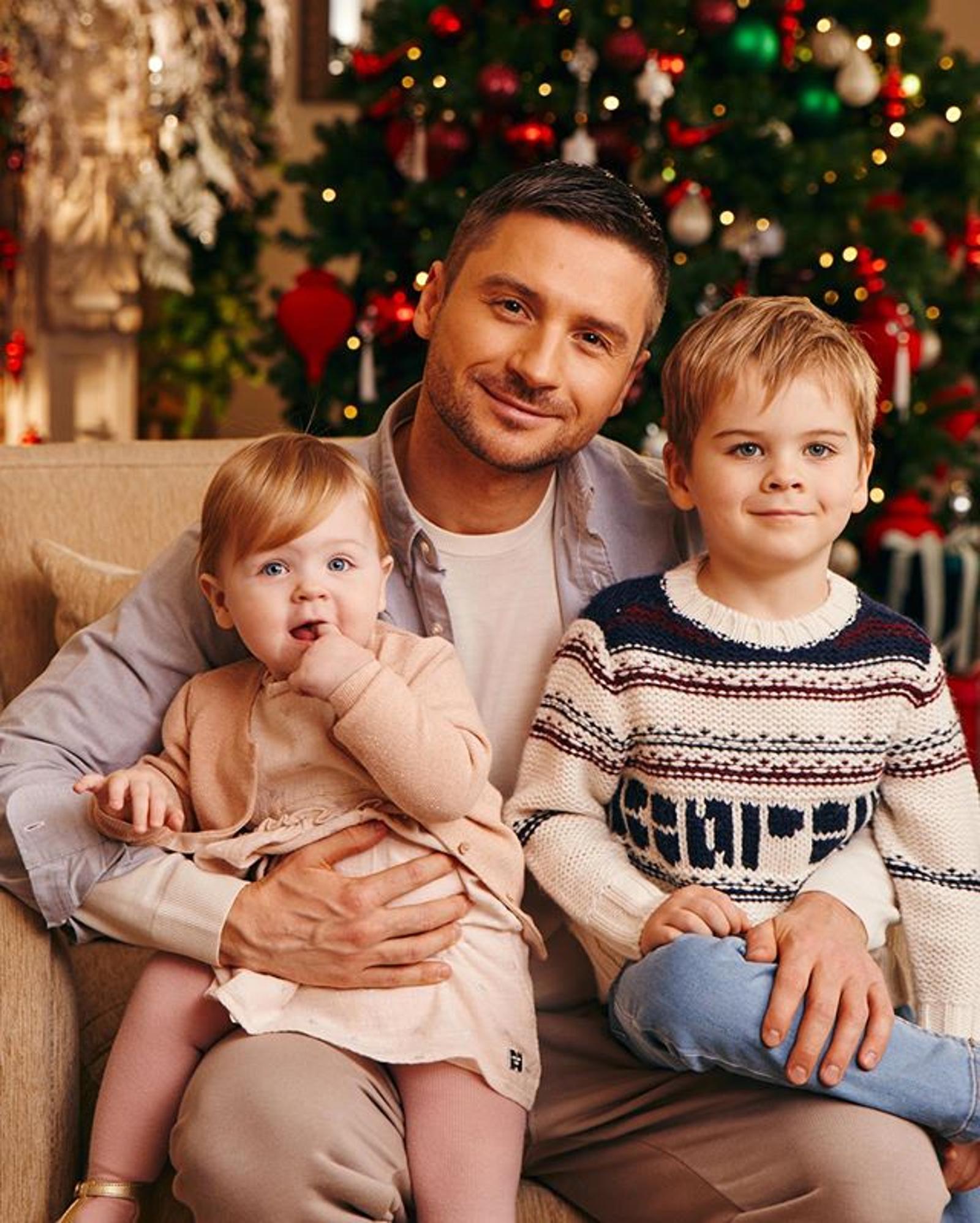 Какие милашки! Сергей Лазарев показал детей в трогательной новогодней фотосессии