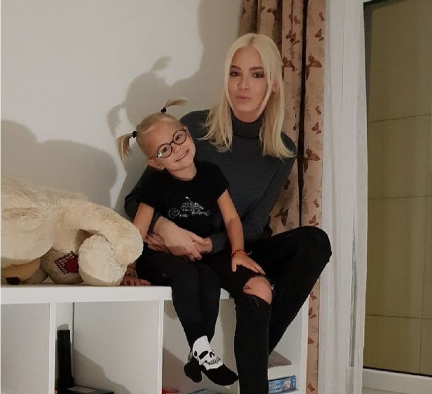 «С мамой можно все!»: Алена Шишкова играет с дочерью на стеллаже