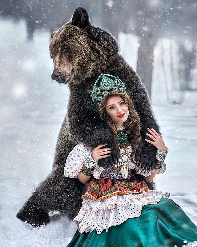 Какая смелость! Анастасия Макеева поздравила мужчин с праздником видеороликом с огромным медведем
