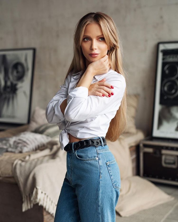 Юлия Михальчик сверкнула роскошным декольте в умопомрачительном наряде