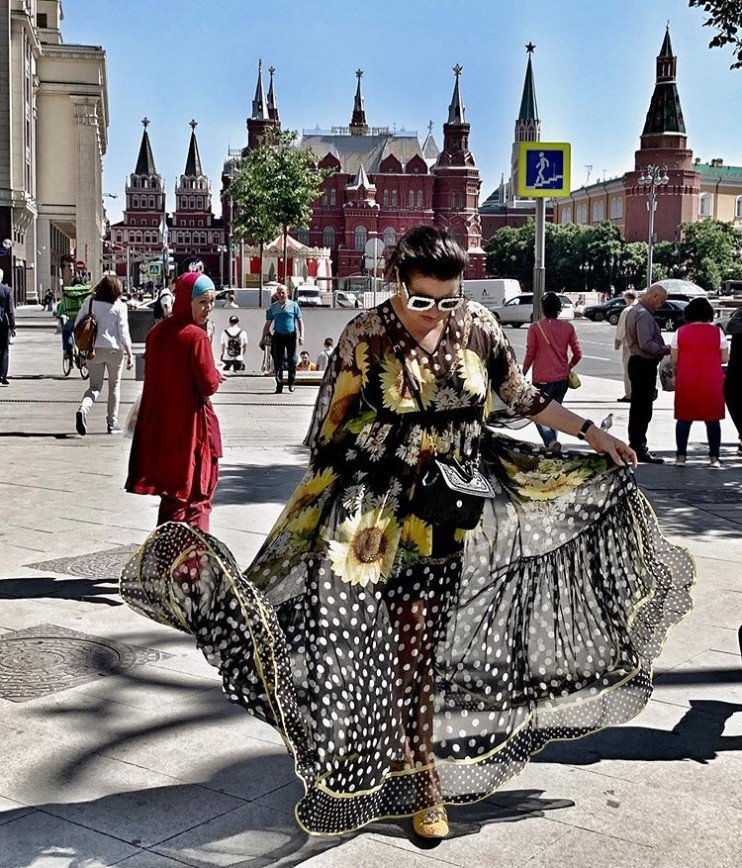 Анна Нетребко очаровывает жителей столицы летящим платьем с подсолнухами