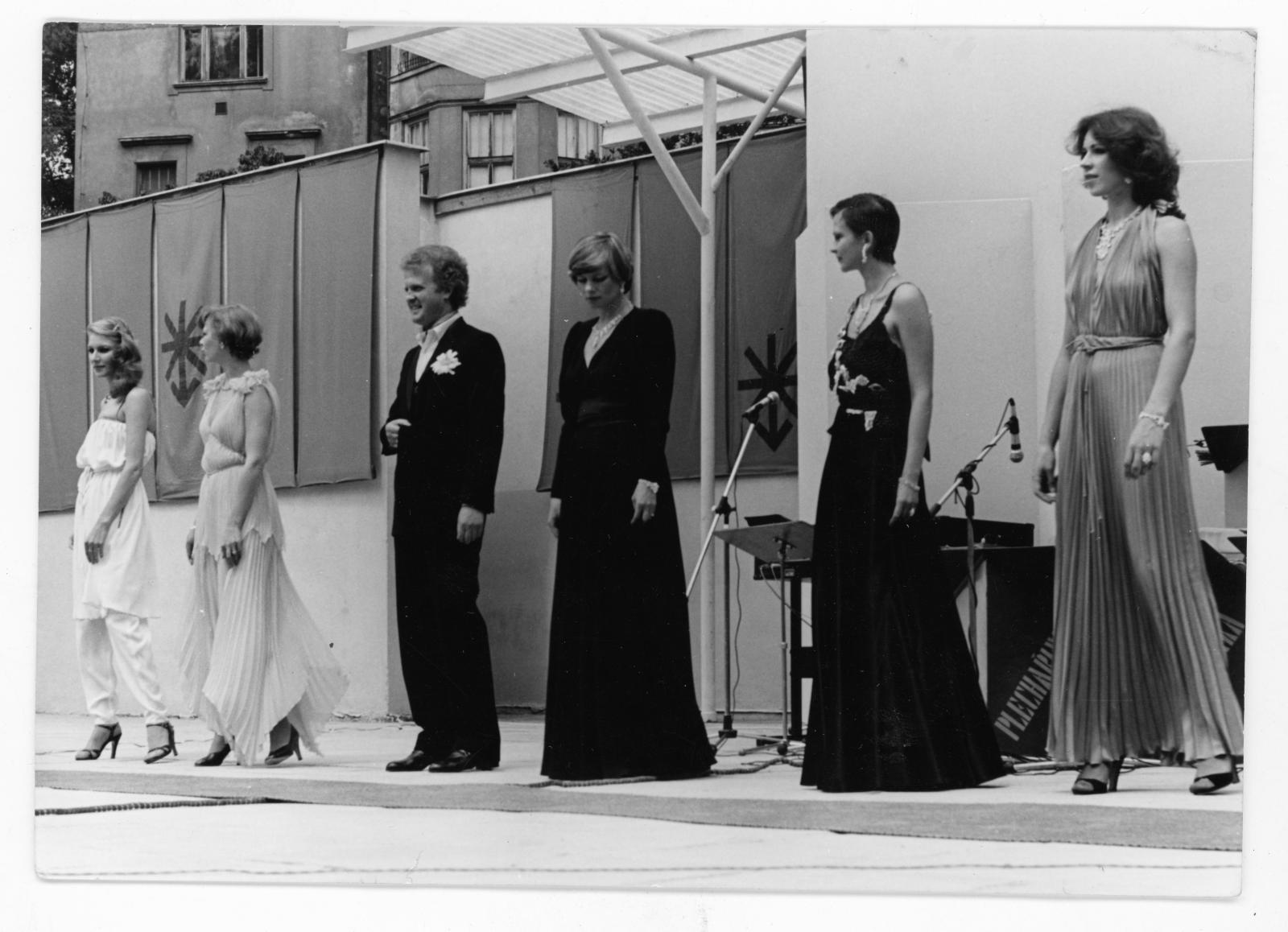 Демонстрация моделей Общесоюзного Дома моделей одежды на конгрессе мод в Праге. Фотография. 1978 г. Частное собрание