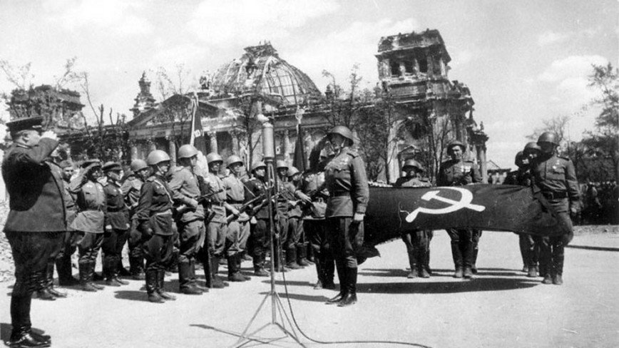 Победа 45 г. Парад в Берлине 1945 г.. 1945 В Берлине у Бранденбургских ворот состоялся парад. Победа Берлин 1945 бойцы красной армии. Комендант Берлина в 1945.