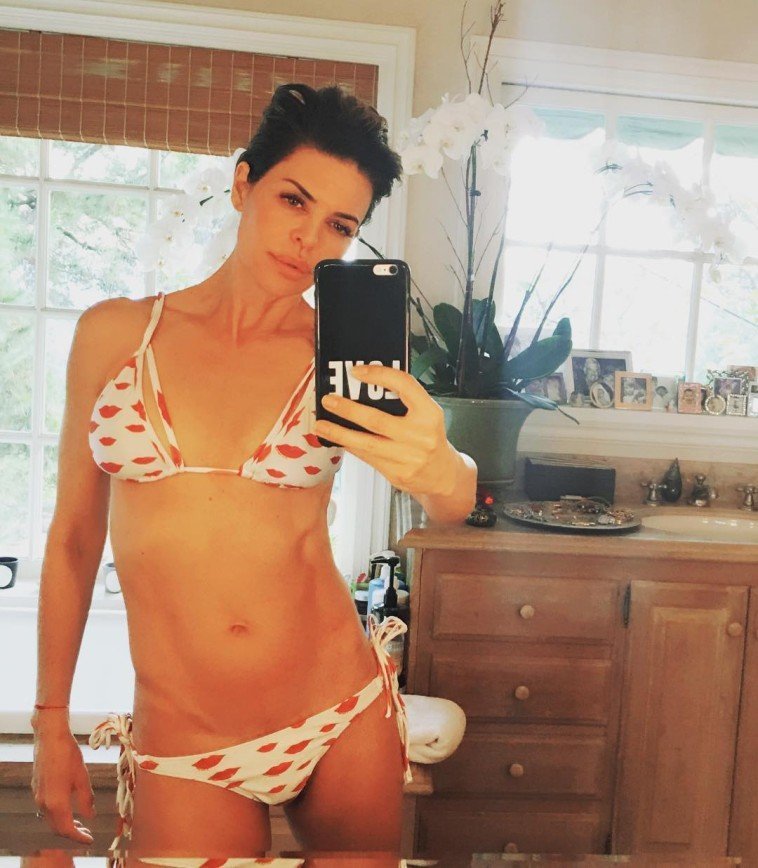 53-летняя Лиза Ринна опубликовала фото в крошечном бикини