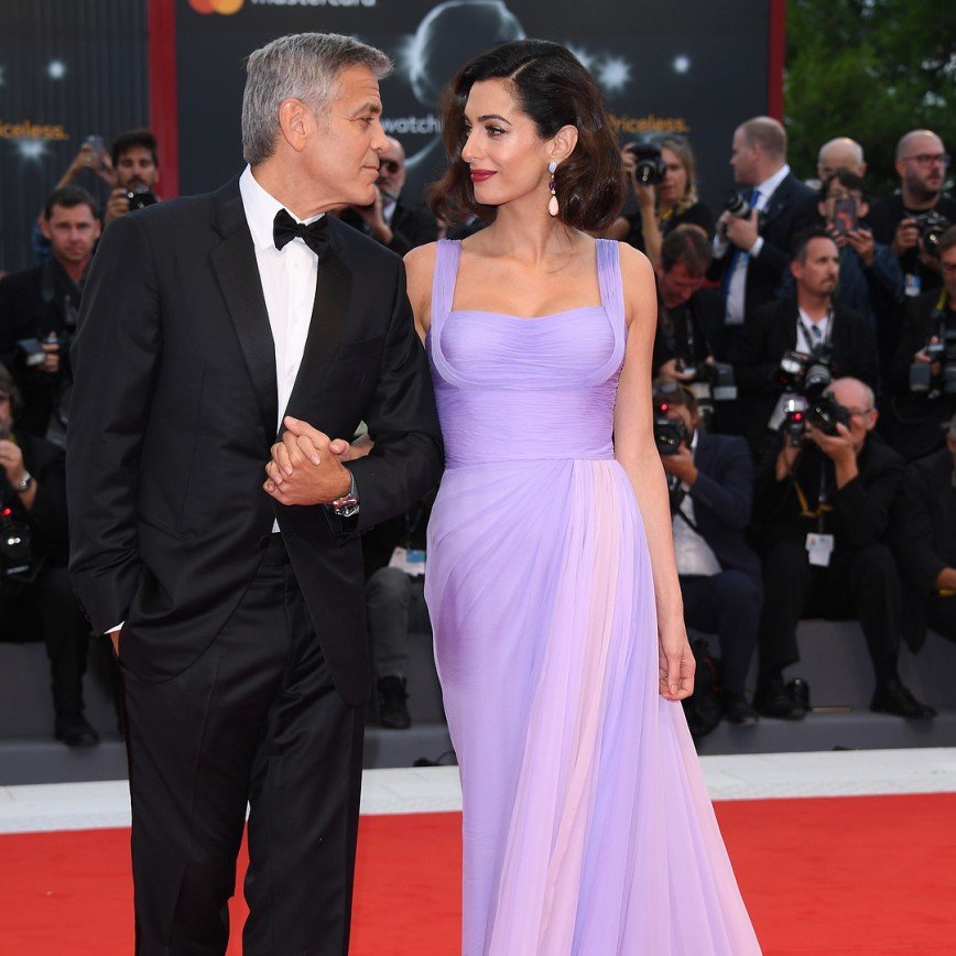 Амаль Клуни произвела фурор на премьере фильма супруга
