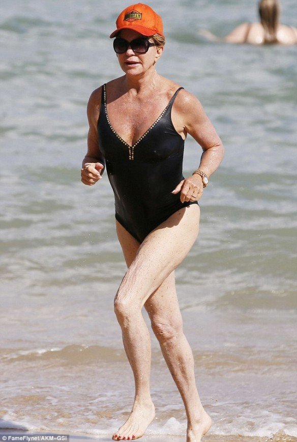 70-летняя Голди Хоун показала стройную фигуру