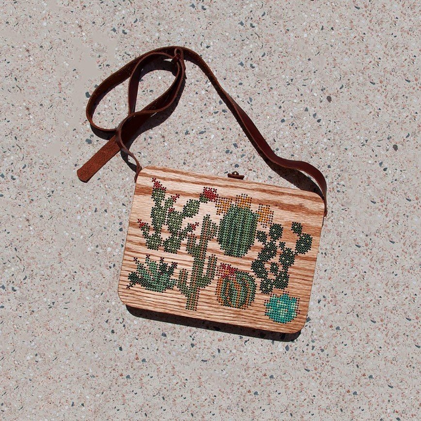 Деревянные сумочки, украшенные вышивкой