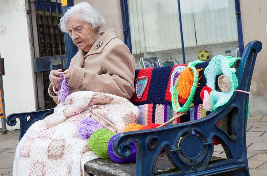 104-летняя вязальщица Грэйс Бретт украшает город