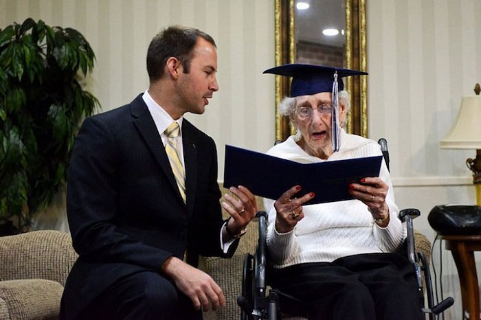 97-летняя женщина получила диплом об окончании школы
