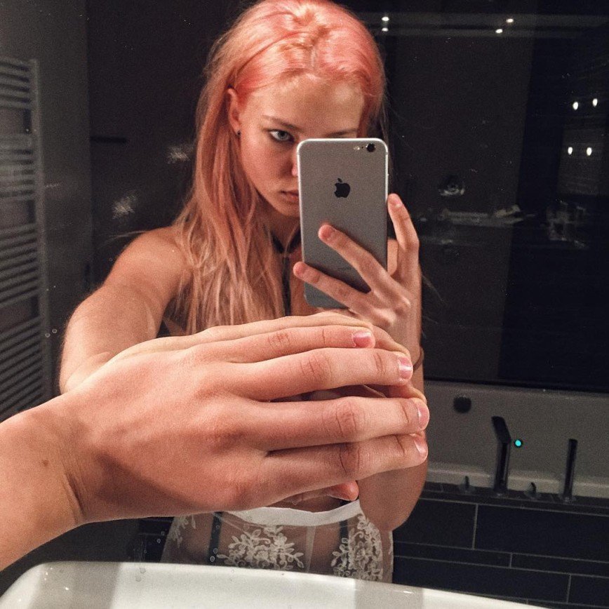 Алеся Кафельникова покрасила волосы в розовый цвет